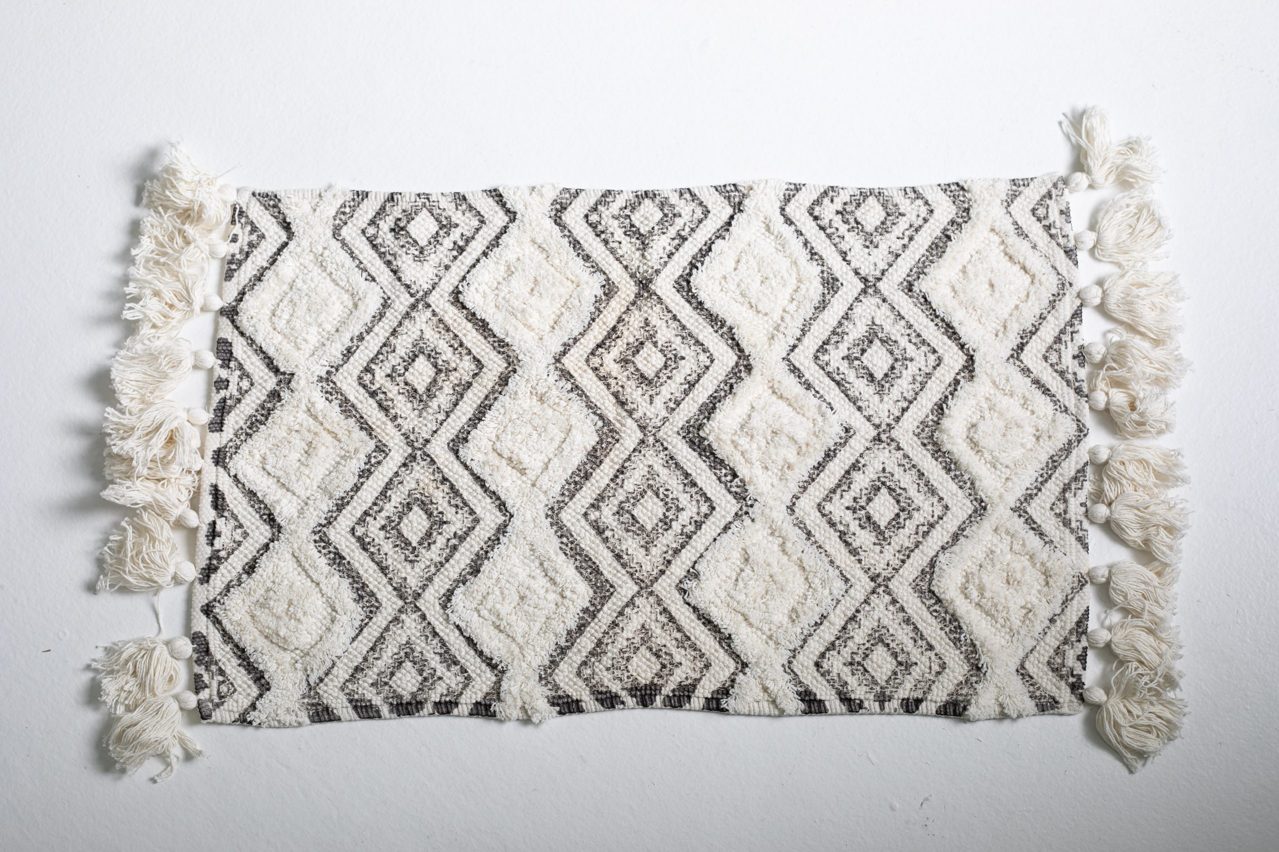 White_GreyTassleRug